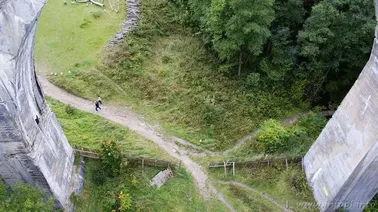 Spojrzenie w dół z mostów w Stańczykach