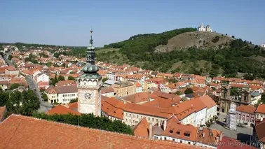 Widok z wieży zamkowej na Mikulov, św. Pagórek z barokową kaplicą i wieżę kościoła pw. św. Wacława