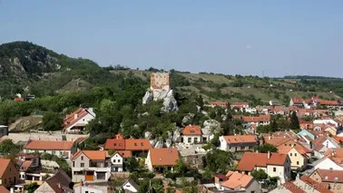 Widok z wieży zamkowej na Mikulov, ruiny Koziego Zamku