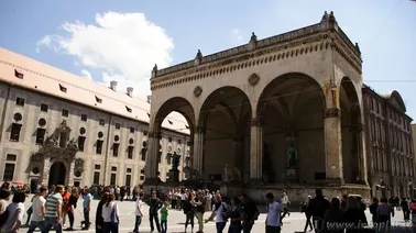 Pomnik bohaterów Bawarii, symbol chwały armii bawarskiej. Do 1816 roku stała tu gotycka brama miejska, w latach 1841-1844 powstała tu trójarkadowa Feldherrnhalle.