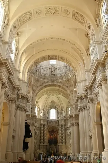 Kościół Teatynów (niem. Theatinerkirche)- kościół katolicki pw. św. Kajetana