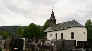 Drugi, mniejszy kościół w Bodenmais z cmentarzem przykościelnym