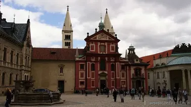 Częściowo romańska bazylika pw. św. Jerzego, później rozbudowywana w stylu renesansowym i barokowym, rekonstruowana