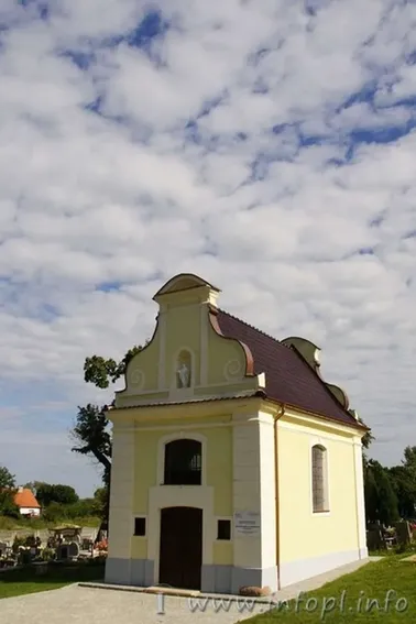 Odrestaurowana, barokowa kaplica na cmentarzu w Tolkmicku