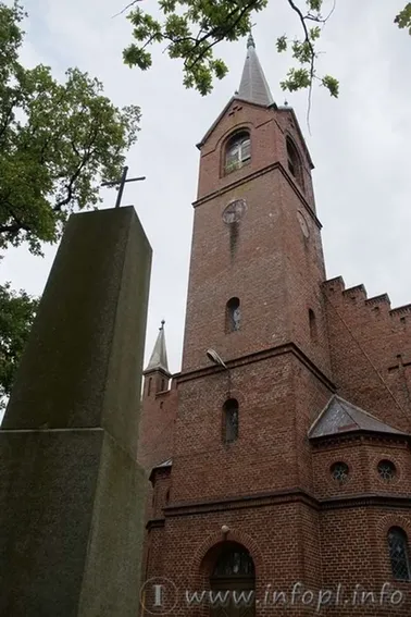 Kościół i obelisk w Korzystnie.