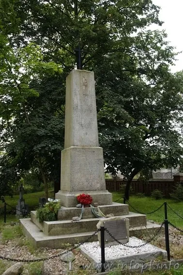 Obelisk w Korzystnie.