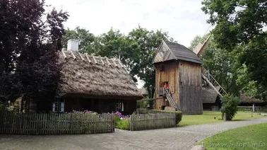 Park Etnograficzny- chałupa ze Skórzenna, gm. Osiek i wiatrak koźlak z Wójtówki, gm. Bądkowo