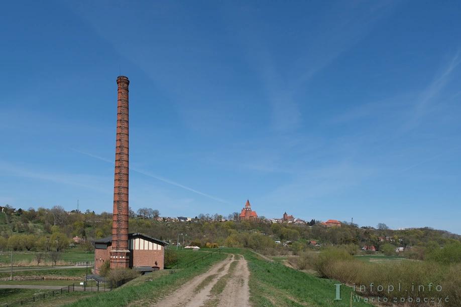 Stara przepompownia na tle Nowego